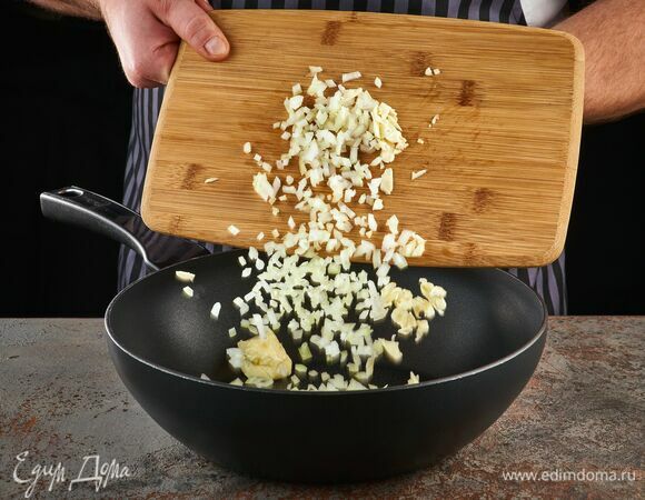 Обжарьте на сливочном масле до золотистости.