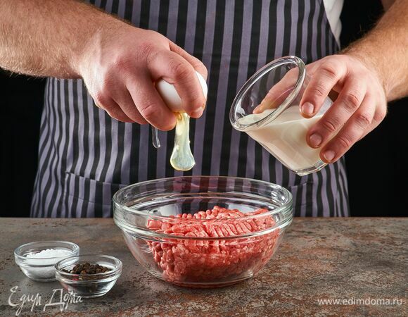 В миске соедините фарш, яйцо, соль и перец, перемешайте.