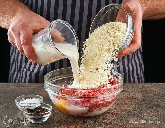 Добавьте молоко и панировочные сухари. 