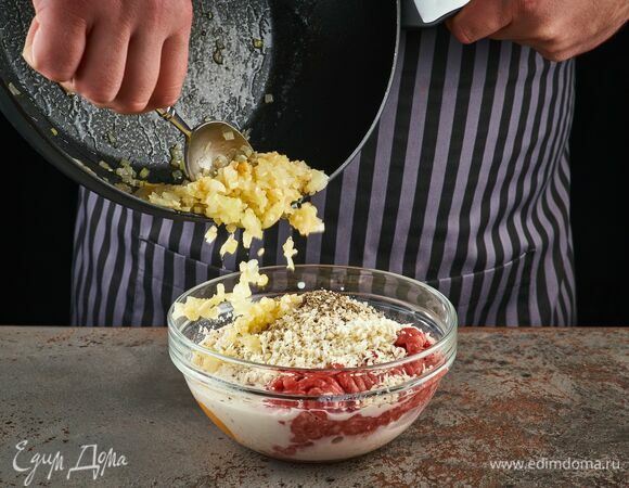 Добавьте к фаршу обжаренные лук и чеснок.