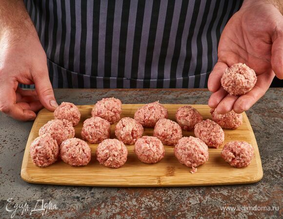 Из фарша скатайте небольшие шарики.