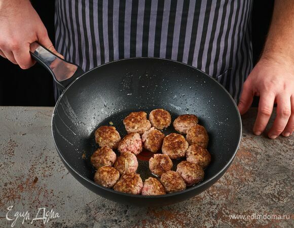 Обжарьте их до румяной корочки на хорошо разогретой сковороде с растительным маслом.