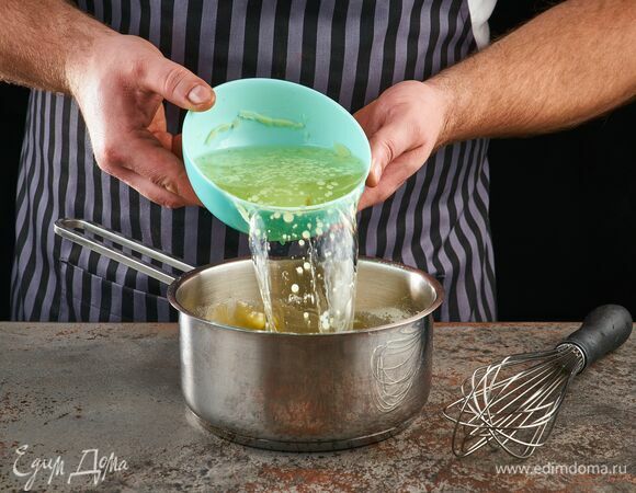 Добавьте холодный бульон, сразу тщательно перемешайте, поставьте на огонь, доведите до кипения. Должна получиться консистенция густой сметаны.