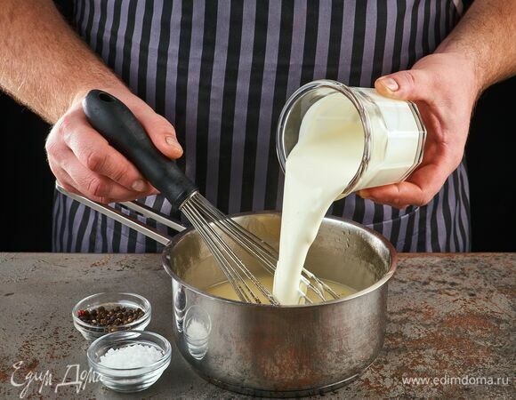 Влейте сливки, посолите, поперчите.