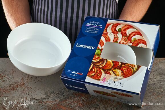 Обжаренные фрикадельки выложите в круглую жаропрочную форму Luminarc Diwali.