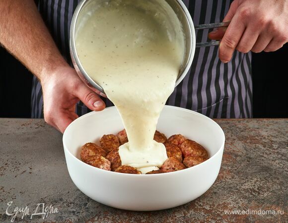 Полейте фрикадельки соусом и отправьте в духовку. Запекайте 20 минут при 180°C.