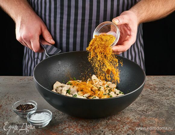 Обжаривайте 3 минуты на небольшом количестве растительного масла. Добавьте мексиканскую смесь, перемешайте. Жарьте 5 минут. Приправьте солью, перцем.