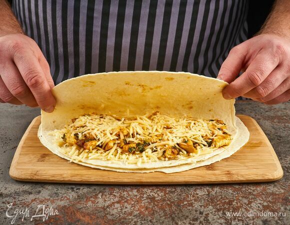 Сверните лепешки в виде полумесяца.