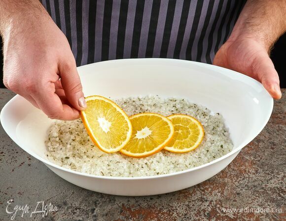 Сверху разместите дольки апельсина.  