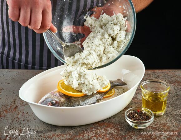 Полейте оливковым маслом, посолите и поперчите. Засыпьте плотным слоем соли.