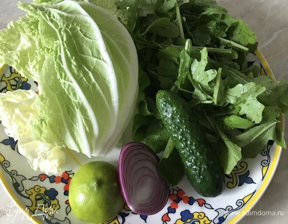 Руколу, капусту, огурец вымыть и обсушить. Лук очистить и нарезать полукольцами, лука нам понадобится совсем чуть-чуть.