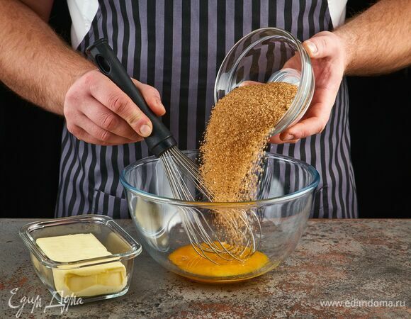В глубокой чаше соедините желтки вместе с сахаром и сливочным маслом.