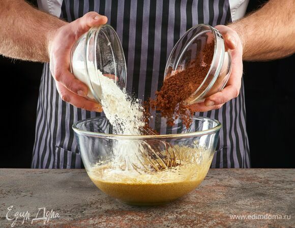 Добавьте муку и какао.