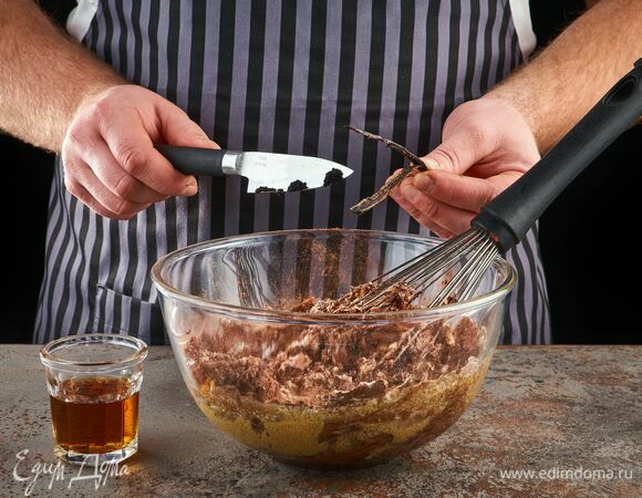 Добавьте коньяк и зерна из стручка ванили. Вымешайте однородное тесто.