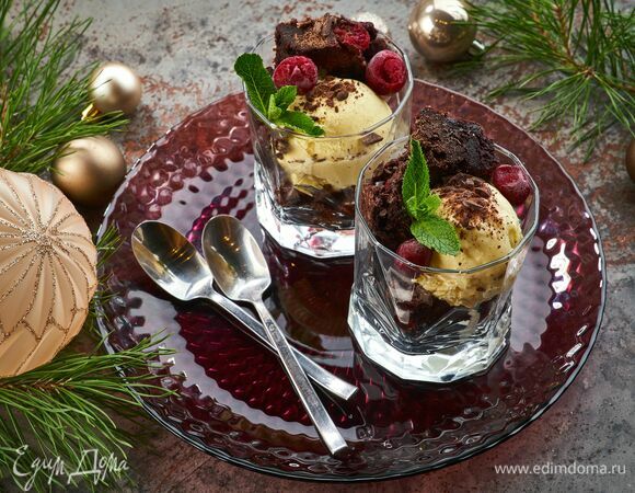 Подавайте десерт в стаканах Luminarc Roch, предварительно украсив молочным шоколадом и шариком мороженого.