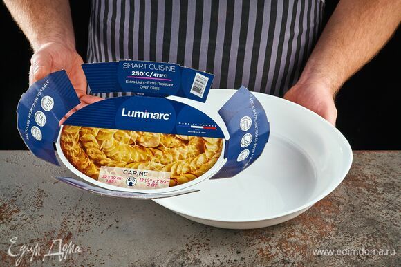 В жаропрочную овальную форму Luminarc Smart Cuisine выложите слой соли толщиной 0,5 см.