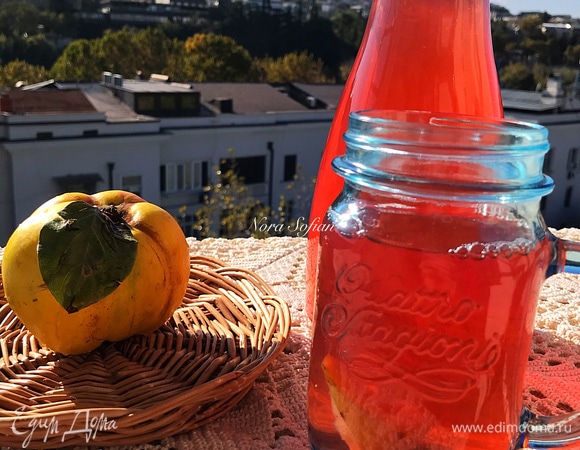 Варим компот под крышкой 10–15 минут. Затем выключить огонь и дать компоту настояться еще 15–20 минут.