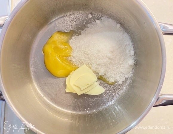 Из этого количества ингредиентов получился тортик диаметром 16 см и высотой 6 см. Смело умножайте на 2, если хотите большой торт) В большую кастрюлю выложить мед, сахар и сливочное масло. Поставить на средний огонь и дождаться, пока растопится сахар.