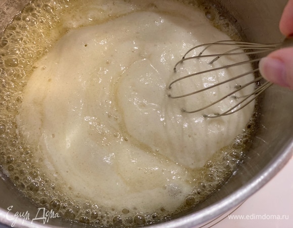 Масса будет хорошо пениться и увеличиваться в объеме. Она слегка потемнеет, это нормально. Когда масса перестанет расти в объеме, снять кастрюлю с плиты.