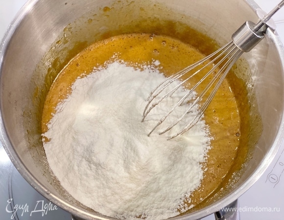 Дать массе 5 минут остыть и затем понемногу добавить муку. Хорошо вымешивать тесто до однородности.