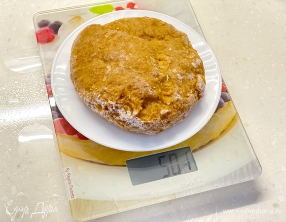 Тесто готово, когда оно не липнет к рукам и эластичное. Взвесить его и поделить на 10 частей.