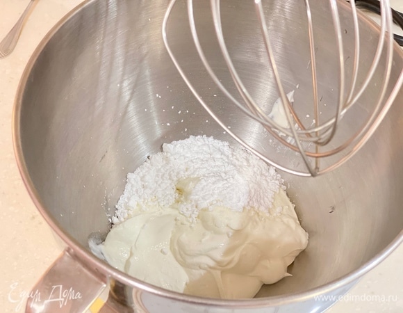 Приготовим крем. В чашу миксера поместить сметану и сахарную пудру. Взбивать до состояния жирного йогурта. Масса должна держать форму.