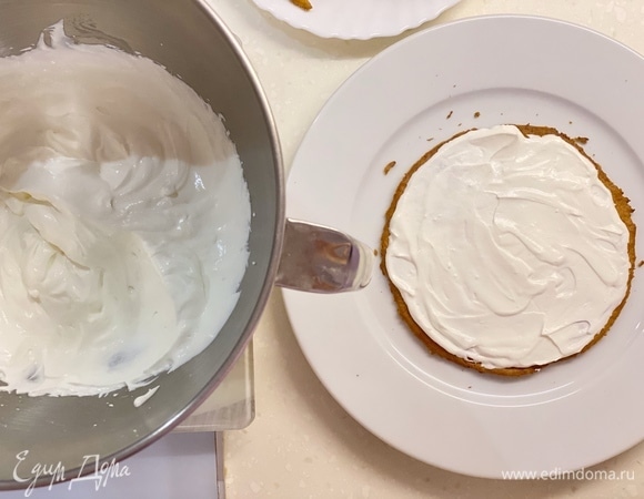 Соберем торт. На каждый корж намазываем 30 г крема. И так слой за слоем. Не забудьте намазать бока и верх торта.