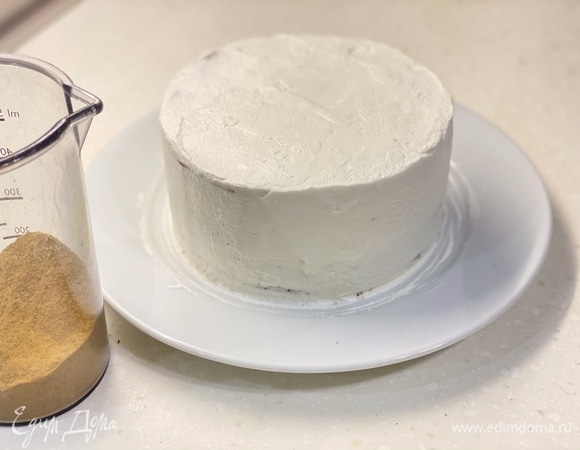 Теперь равномерно обсыпать торт крошкой. Мне помогла силиконовая кисточка.