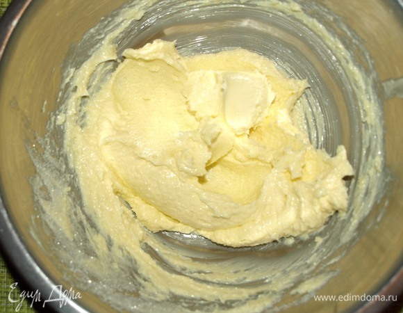 Духовку разогреть до 180ºС. Все продукты должны быть комнатной температуры. Размягченное сливочное масло взбить с сахаром.