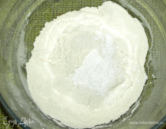 Муку просеять. Добавить разрыхлитель, соль и ванильный сахар. Перемешать.