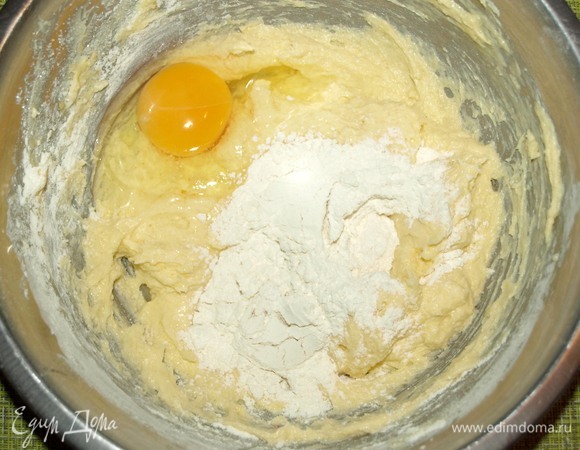 В масло по одному вводим яйца и добавляем одну столовую ложку муки, чтобы масса не расслоилась. Хорошо перемешиваем. Добавляем второе яйцо и ложку муки. Перемешиваем. Добавляем третье яйцо и ложку муки. Перемешиваем.