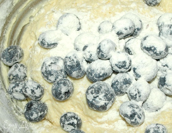 Голубику промыть и обсушить. Обвалять в муке и осторожно вмешать в тесто.