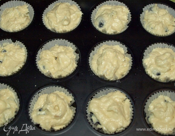 Тесто раскладываем по формочкам и отправляем в заранее разогретую до 180ºС духовку до золотистого цвета, примерно на 20 минут. Готовность кексов проверить бамбуковой палочкой, если тесто не прилипает, то выпечка готова.