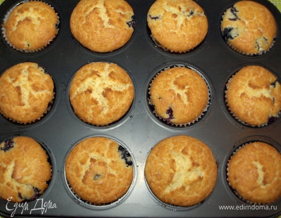 Достать готовые кексы. Извлечь из формы и оставить остывать на решетке. Формочки прошли испытание на отлично!