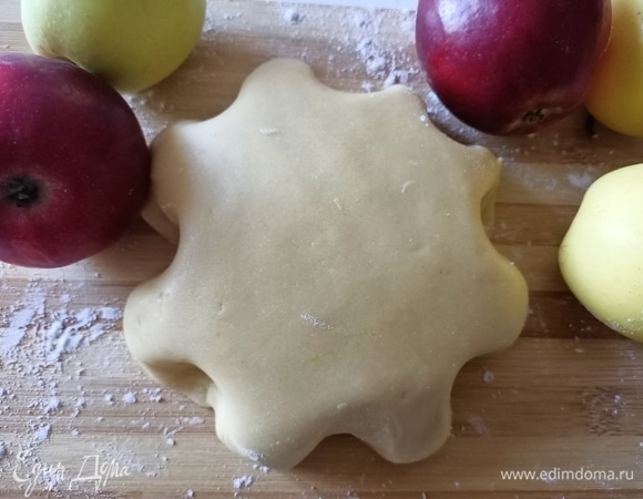 Смешать яйца, сахар, подсолнечное масло и разрыхлитель. Постепенно добавляя муку, замесить гладкое тесто. Завернуть в пищевую пленку и положить в холодильник на 20 минут.