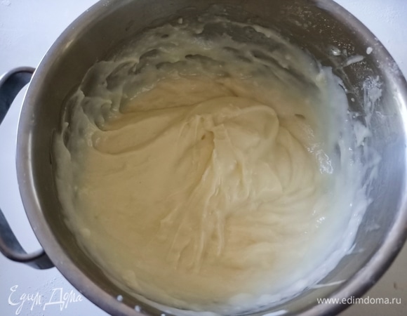 В сотейник с толстым дном влить молоко, поставить на огонь и довести до кипения. Венчиком смешать яйца, сахар и муку. Добавить горячее молоко, перемешать. Добавить лимонную корку и вернуть смесь на огонь. Варить крем до загустения при постоянном помешивании. Снять с огня, вынуть лимонную корку и накрыть крем пищевой пленкой.