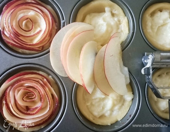 Яблоки разрезать пополам, удалить сердцевину, нарезать тонкими полукольцами и выложить по кругу в тарталетки с кремом.