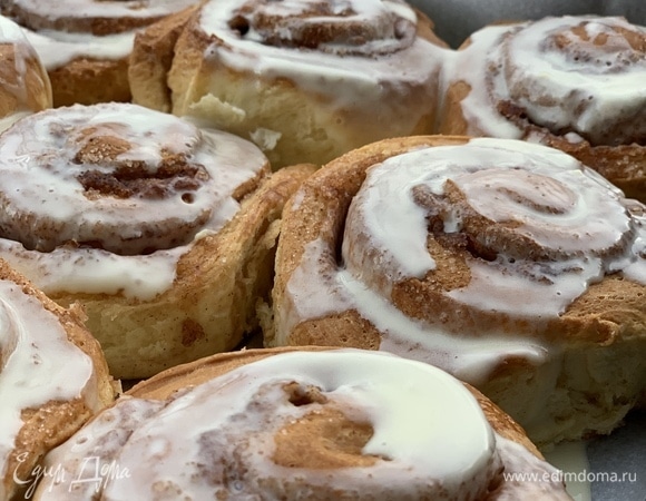Вынимаем булочки из духовки, даем немного остыть и поливаем сверху кремом.