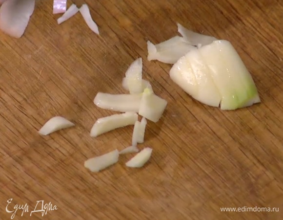 Чеснок почистить и мелко порубить.
