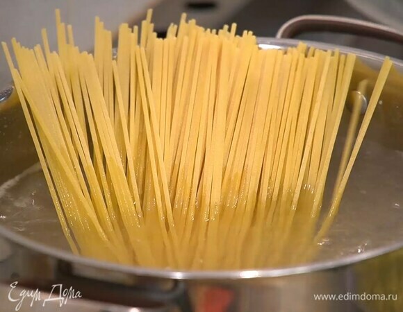 Спагетти отваривать в подсоленной воде на минуту меньше, чем указано в инструкции на упаковке.