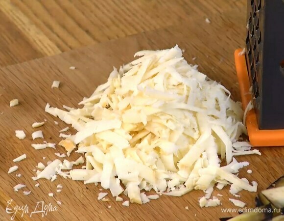 Сулугуни натереть на крупной терке.