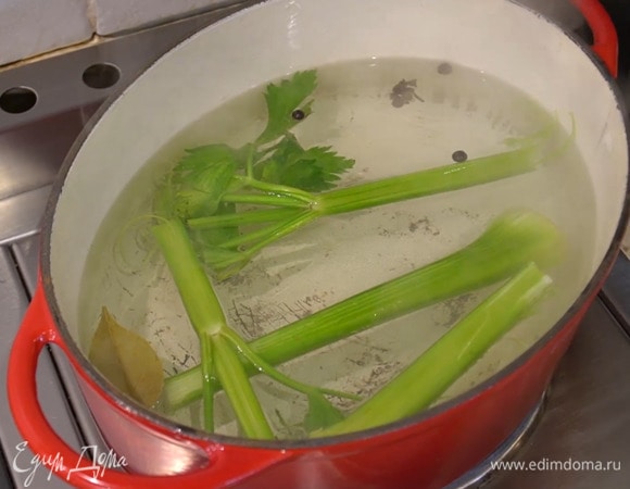 Вскипятить в большой кастрюле воду, опустить в нее сельдерей, влить вино, уксус, добавить душистый перец, можжевельник, гвоздику и лавровый лист.