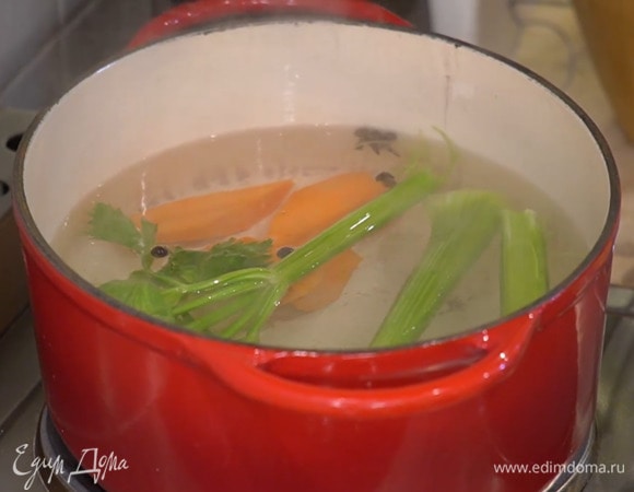 Морковь почистить, нарезать крупными кусками и добавить в кастрюлю.