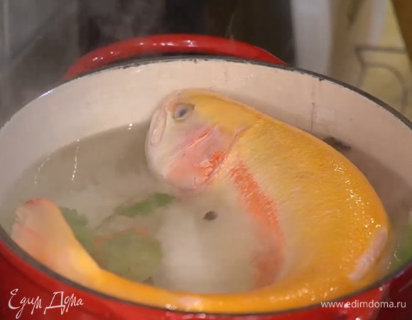 Рыбу вымыть, обсушить и выложить в кастрюлю, посолить, накрыть крышкой и варить до готовности.