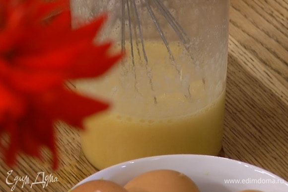 Яйца вместе с сахаром взбить блендером с насадкой-венчиком.