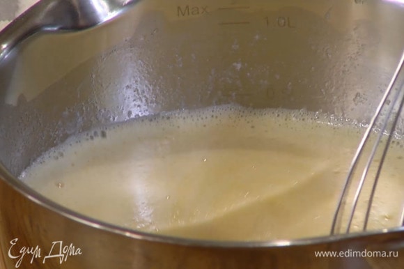 В теплое молоко с маслом влить ванильный экстракт, яйца с сахаром и все перемешать.
