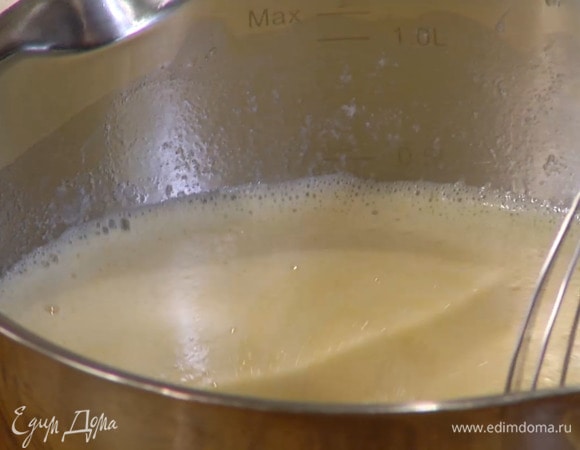 В теплое молоко с маслом влить ванильный экстракт, яйца с сахаром и все перемешать.