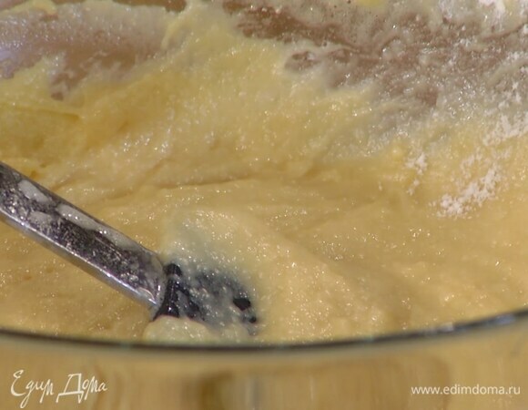 Муку перемешать с дрожжами и щепоткой соли, влить яично-масляную смесь и вымесить тесто.