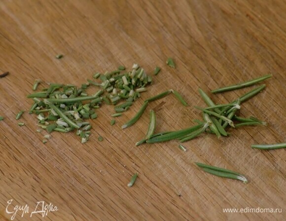 Листья розмарина мелко порубить ножом, добавить в тесто и перемешать.