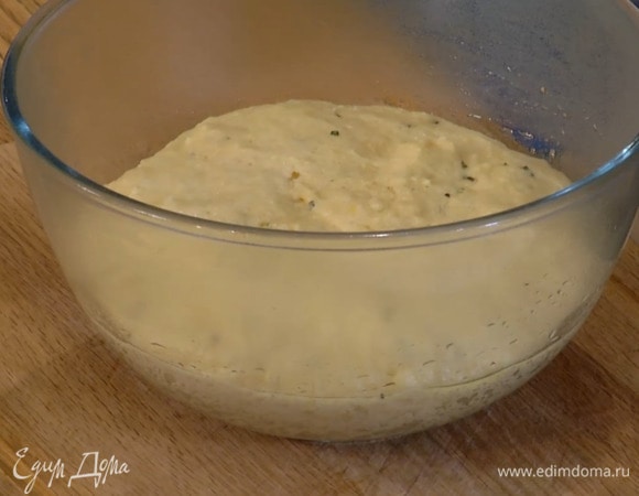 Накрыть миску с тестом смоченным в горячей воде и хорошо отжатым полотенцем и дать тесту подойти в теплом месте.